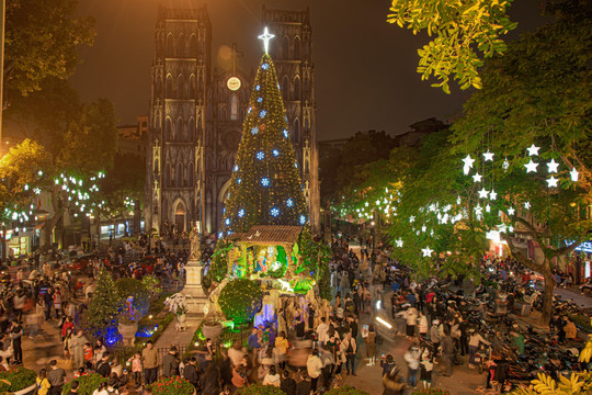 Các nhà thờ tại Hà Nội lên đèn lung linh chờ đón Giáng sinh