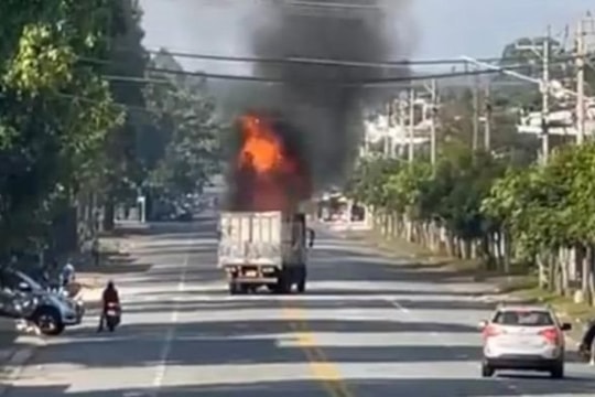 Xe tải đang lưu thông trên đường bỗng dưng bốc cháy