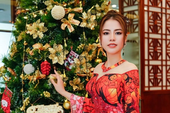 NTK Thoa Trần diện áo dài lung linh đón Noel 2022