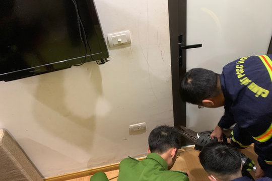 Cứu cháu bé 1 tuổi bị kẹt ngoài ban công tầng 7 chung cư