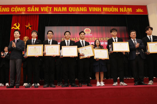Tuyên dương học sinh đoạt giải Olympic và Khoa học kĩ thuật quốc tế 2022