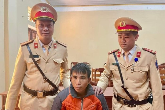 CSGT Tuyên Quang phát hiện người đi xe máy tàng trữ ma túy