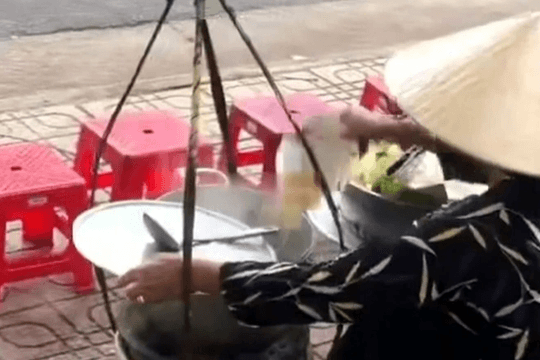 Người đổ thức ăn thừa vào nồi bán lại tiếp tục bị xử phạt