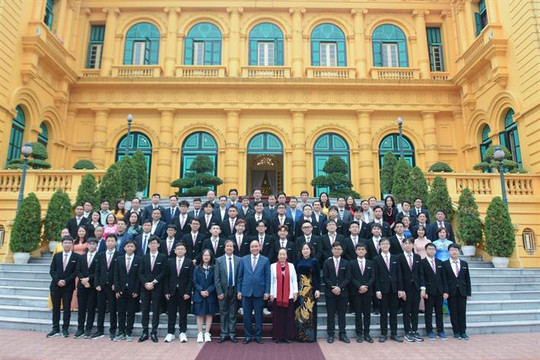 Chủ tịch nước gặp mặt 33 học sinh đoạt giải Kỳ thi Olympic và Khoa học kỹ thuật quốc tế 2022
