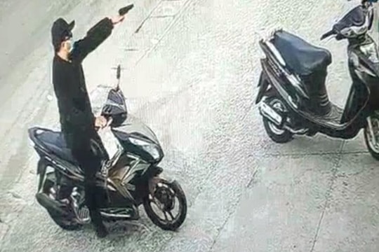Cầm súng nhựa xông vào ngân hàng, cướp tài sản