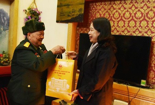 Phó Chủ tịch nước Võ Thị Ánh Xuân thăm, tặng quà tại tỉnh Lạng Sơn