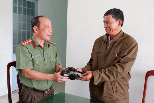 Biểu dương người nhặt được số tiền lớn giao nộp tại cơ quan công an