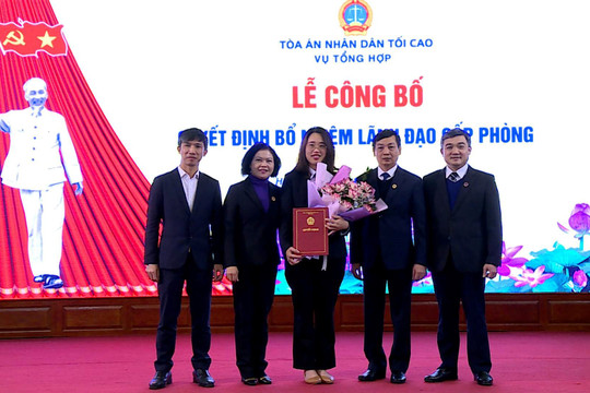 Trao Quyết định bổ nhiệm lãnh đạo cấp Phòng thuộc Vụ Tổng hợp TANDTC