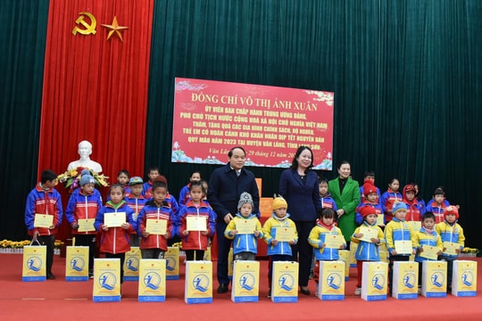 Phó Chủ tịch nước Võ Thị Ánh Xuân thăm, tặng quà hộ nghèo, gia đình chính sách ở vùng biên