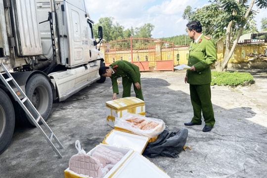 Phát hiện phương tiện chở hàng trăm thùng hàng không rõ nguồn gốc xuất xứ