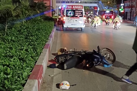 Va chạm với xe bồn, 2 người đi xe máy thương vong