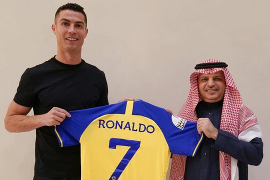 Cristiano Ronaldo chính thức gia nhập Al Nassr với bản hợp đồng kỷ lục