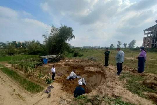 Đào đất trồng rau, hoảng hốt phát hiện bộ xương người