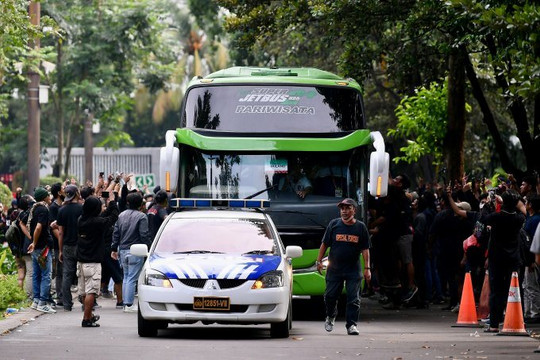 LĐBĐ Indonesia xin lỗi vụ CĐV tấn công xe buýt Thái Lan
