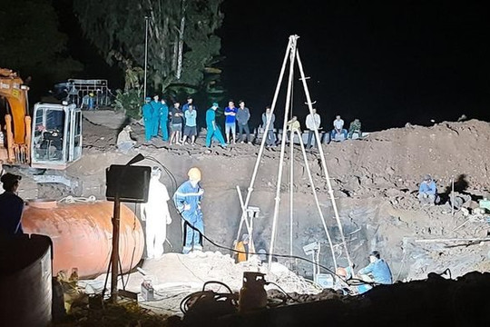 Giải cứu bé trai rơi xuống trụ bê tông sâu 35m