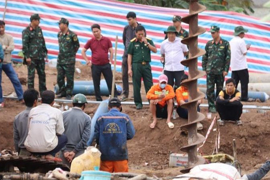 Thủ tướng chỉ đạo tập trung cứu nạn cháu bé bị rơi xuống trụ bê tông