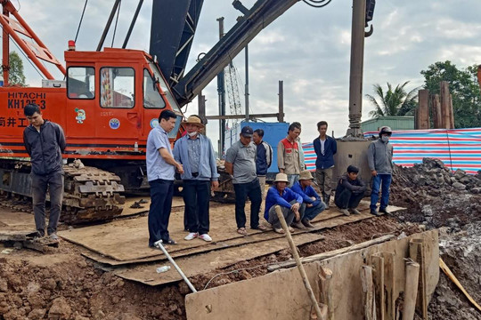 Vụ cháu bé rơi xuống trụ bê tông: Huy động camera dò tìm tới hiện trường