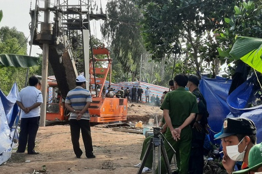 Hơn 200 người nỗ lực cứu hộ cháu bé bị rơi xuống cọc bê tông