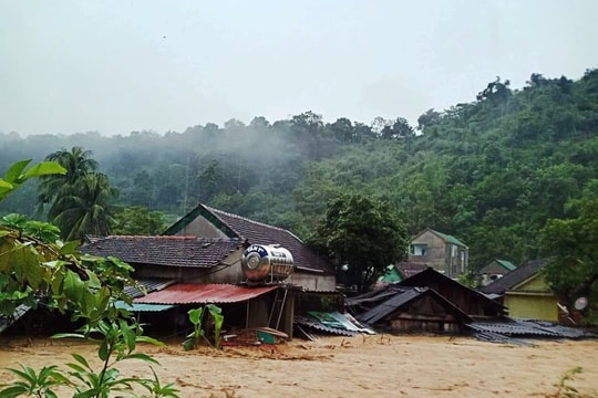 Ấm áp tình người nơi cơn lũ đi qua