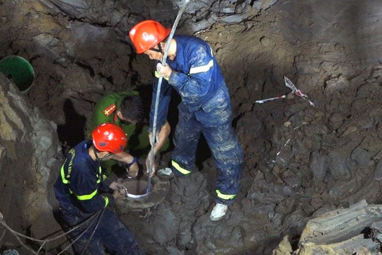 Bé trai 10 tuổi lọt xuống trụ bê tông: Sau 2 ngày vẫn chưa thể tiếp cận nạn nhân