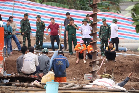 Vụ cháu bé rơi xuống trụ bê tông: Huy động camera dò tìm tới hiện trường