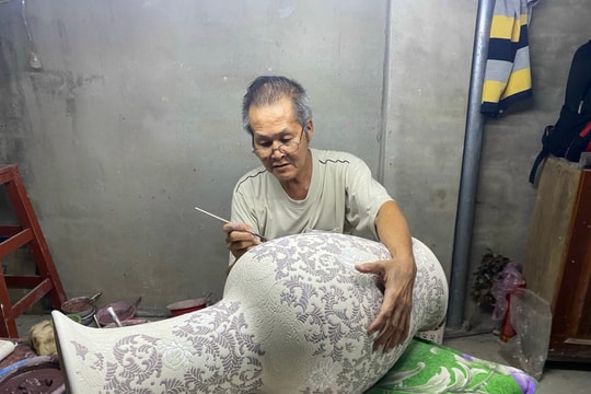 Sắc Xuân trên gốm Nam Bộ