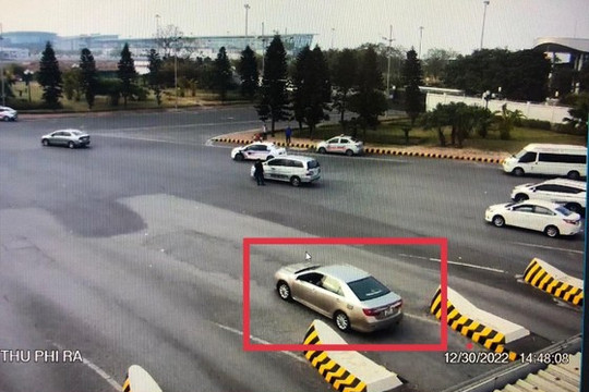 Tài xế taxi "ăn chặn" tiền khách nước ngoài ở sân bay Nội Bài