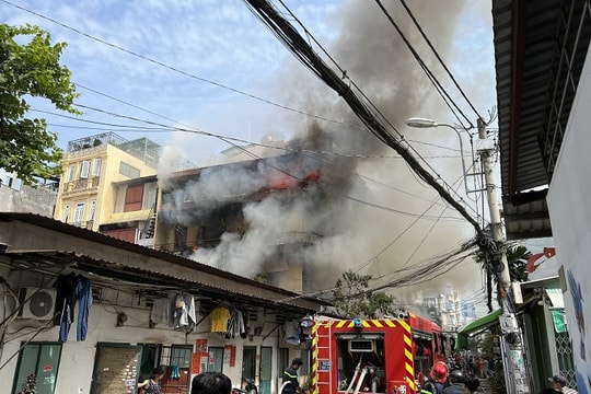 TPHCM: Hỏa hoạn thiêu rụi căn nhà chứa hàng mây tre đan