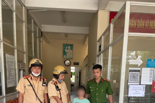 CSGT TPHCM giúp đỡ em bé đi lạc vào dịp Tết Dương lịch