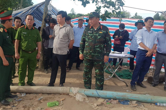 Tăng cường trang thiết bị chuyên dụng cứu hộ bé trai bị rơi xuống trụ bê tông