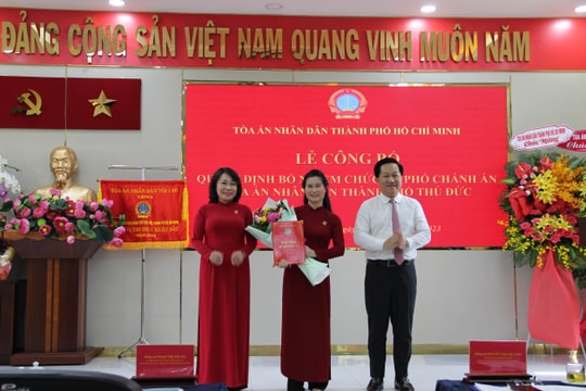Bộ đội giúp dân đắp đập, làm đường bê tông ở xã vùng cao
