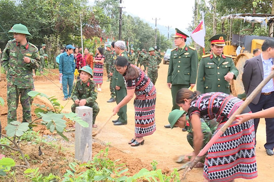 Bộ đội giúp dân đắp đập, làm đường bê tông ở xã vùng cao Thừa Thiên Huế