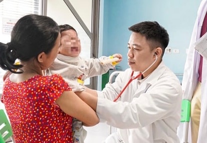 Bé gái mắc bệnh hiếm, vừa chào đời bị "sùi bọt cua"