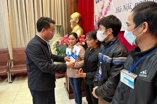 BHXH Việt Nam: Trao tặng 200 suất quà cho bệnh nhân BHYT có hoàn cảnh khó khăn