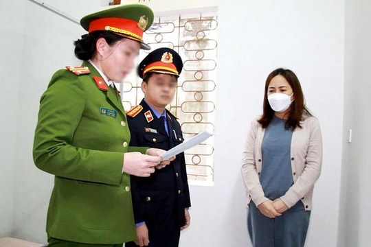 Ba cán bộ hải quan nhận “lót tay” cho xe quá tải được thông qua