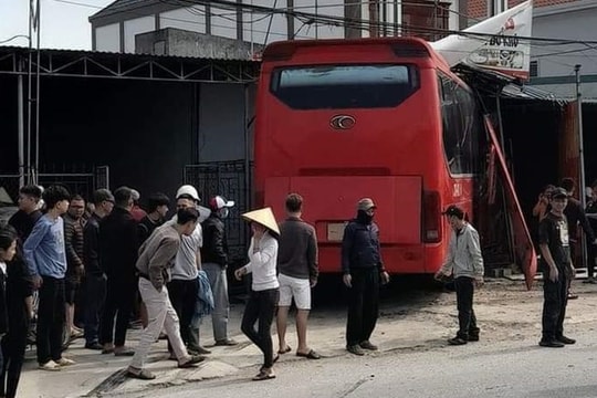 Xe khách đâm xe máy rồi lao vào nhà dân bên đường
