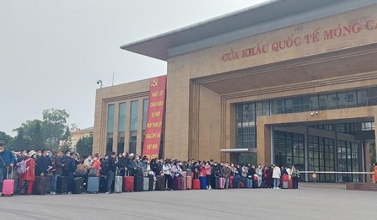 Hơn 1.000 người làm thủ tục xuất cảnh tại Cửa khẩu Quốc tế Móng Cái
