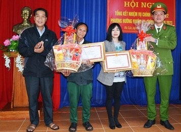 Khen thưởng hai cha con phát hiện và giao nộp được 21kg ma túy đá