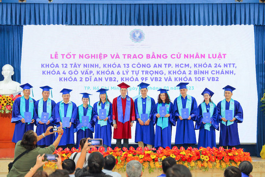 Trường Đại học Luật TP.HCM tổ chức Lễ tốt nghiệp và trao bằng cử nhân luật hệ VHVL