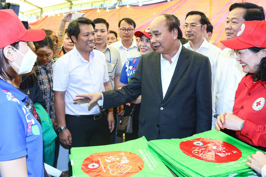 Chủ tịch nước Nguyễn Xuân Phúc chúc Tết các đối tượng chính sách tại Hòn Đất, Kiên Giang