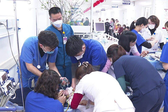 Bé 2 tháng tuổi ngừng tuần hoàn sau 3 ngày sốt cao ở nhà