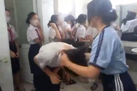 TP HCM: Trường THCS Nguyễn Huệ lên tiếng về vụ nữ sinh lớp 7 bị đánh trong nhà vệ sinh