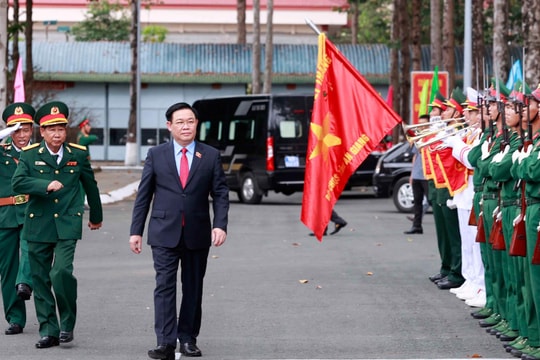 Chủ tịch Quốc hội: Lực lượng vũ trang tỉnh An Giang cần chú trọng bảo vệ vững chắc chủ quyền biên giới