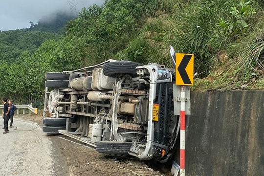 Lật xe tải trên đường Hồ Chí Minh khiến 3 người tử vong tại chỗ