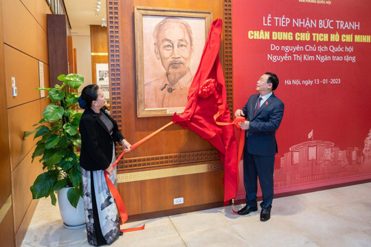 Chủ tịch Quốc hội Vương Đình Huệ tiếp nhận bức chân dung Chủ tịch Hồ Chí Minh do bà Nguyễn Thị Kim Ngân vẽ