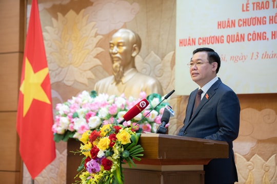 Chủ tịch Quốc hội trao Huân chương tặng một số vị lãnh đạo, nguyên lãnh đạo Quốc hội