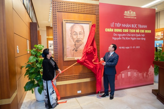 Chủ tịch Quốc hội Vương Đình Huệ tiếp nhận bức chân dung Chủ tịch Hồ Chí Minh do bà Nguyễn Thị Kim Ngân vẽ