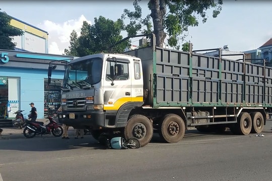 Xe tải va chạm với xe máy điện, 3 học sinh thương vong