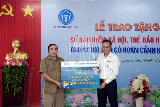 Tặng sổ BHXH, thẻ BHYT cho người dân có hoàn cảnh khó khăn