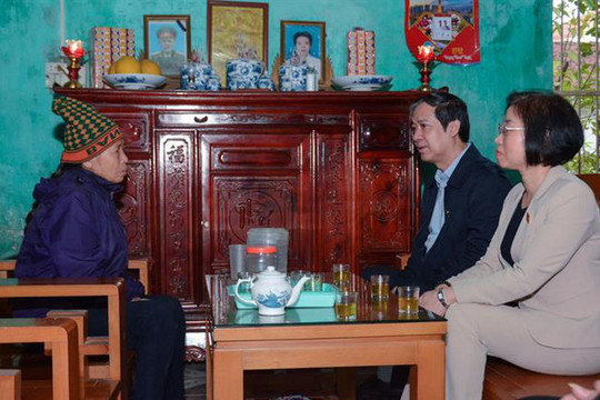 Bộ trưởng Nguyễn Kim Sơn thăm hỏi giáo viên khó khăn